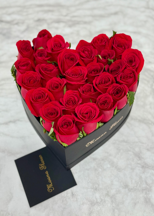 Rosas rojas en caja de corazón negro mini.