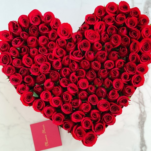 Rosas rojas en caja corazón intermedia roja.