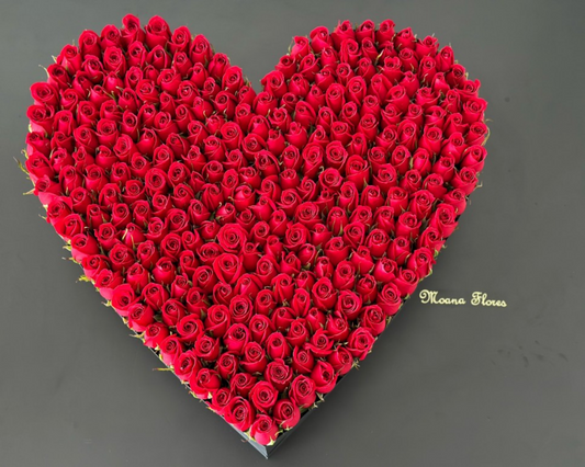 Rosas rojas en caja de corazon negra grande