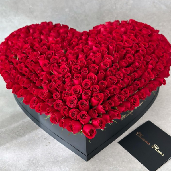 Rosas rojas en caja corazón grande con volumen.