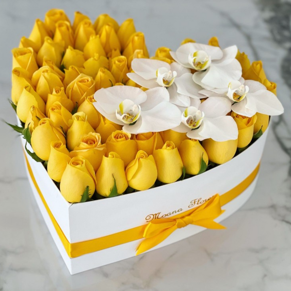 Rosas amarillas con orquídeas blancas.