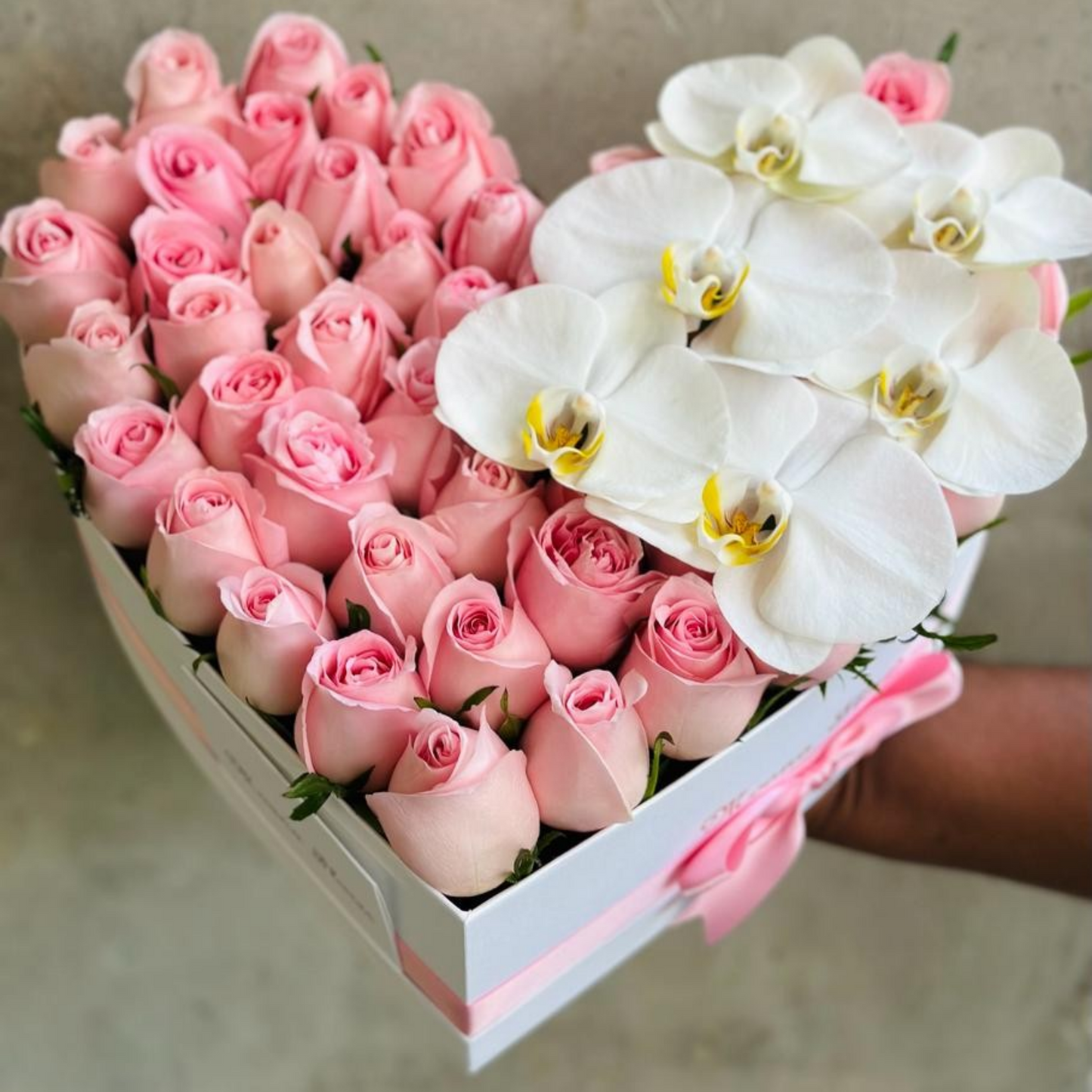 Rosas caricia con orquídeas blancas