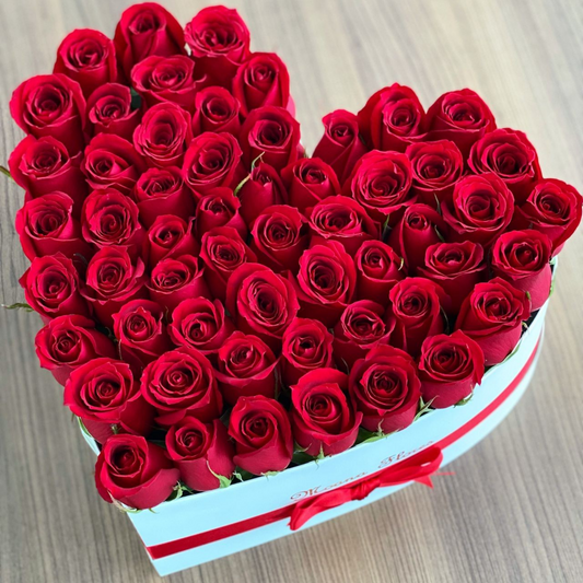 Rosas rojas en caja de corazón blanca regular y listón.