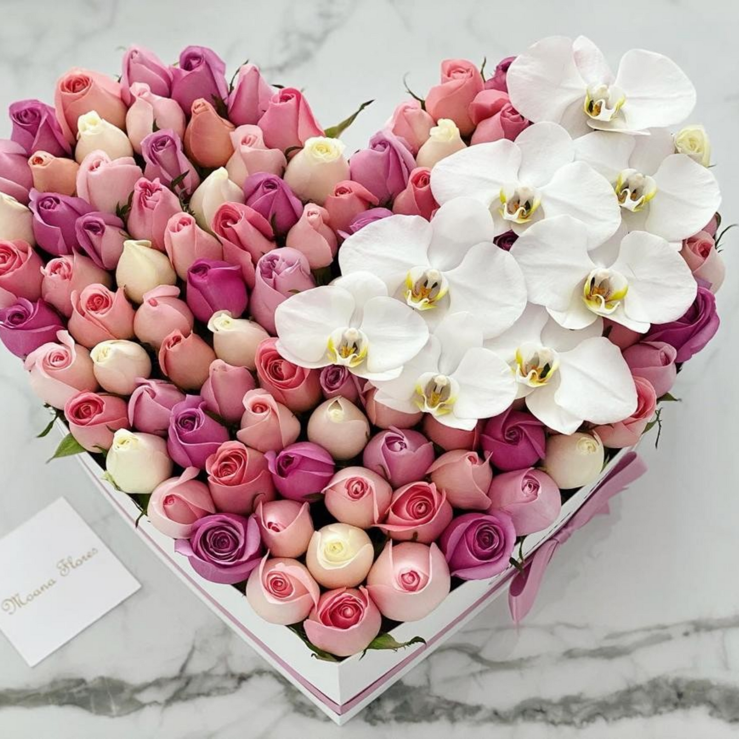 Rosas moradas, caricias, hermosas, blancas con orquídeas blancas