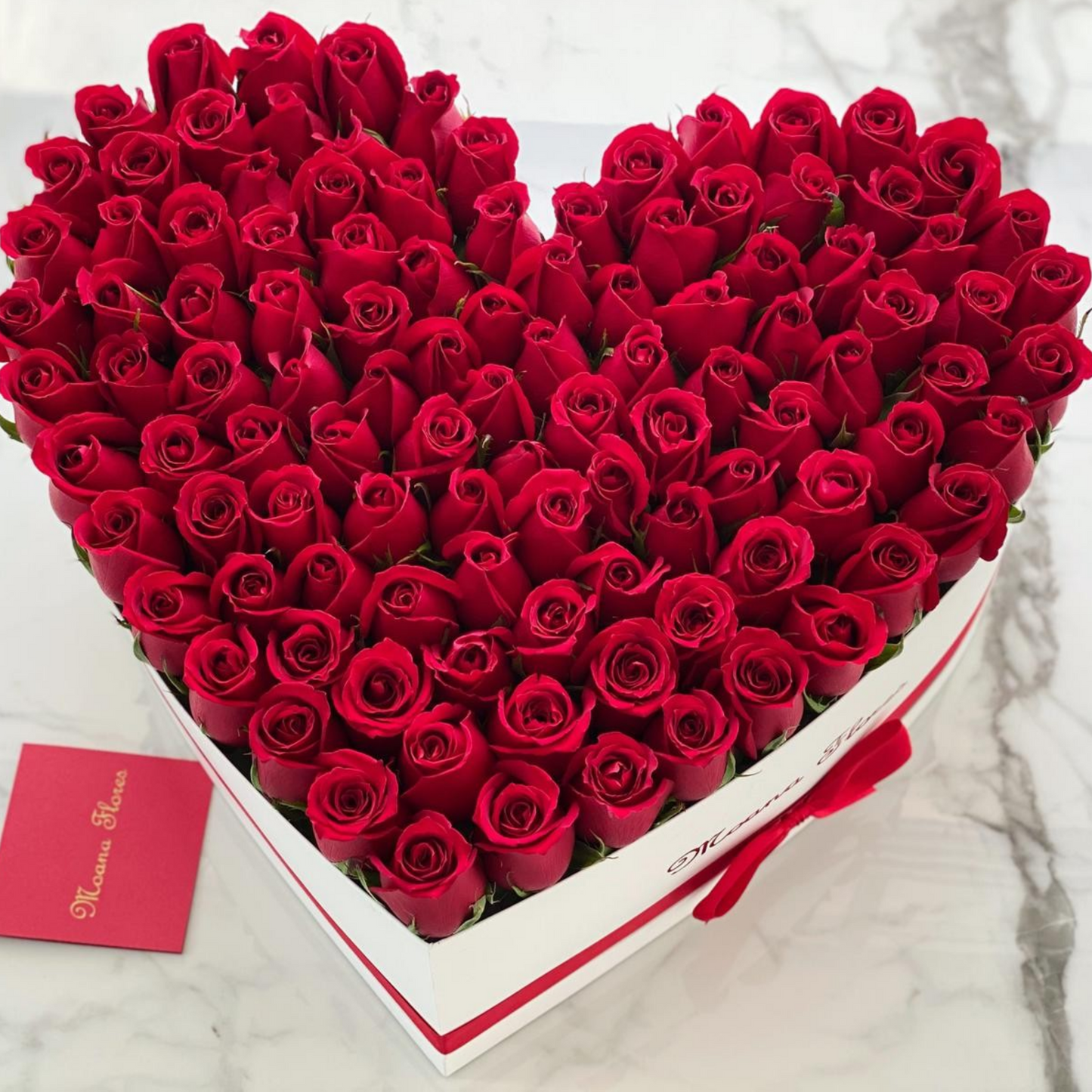 Rosas rojas en caja de corazon mediano con liston