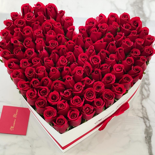 Rosas rojas en caja de corazon mediano con liston