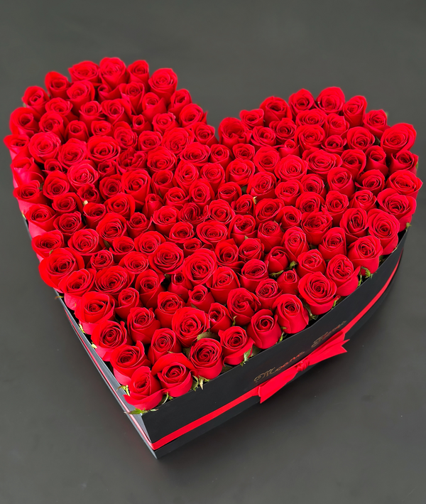 Rosas rojas en corazón caja negra mediano con listón.
