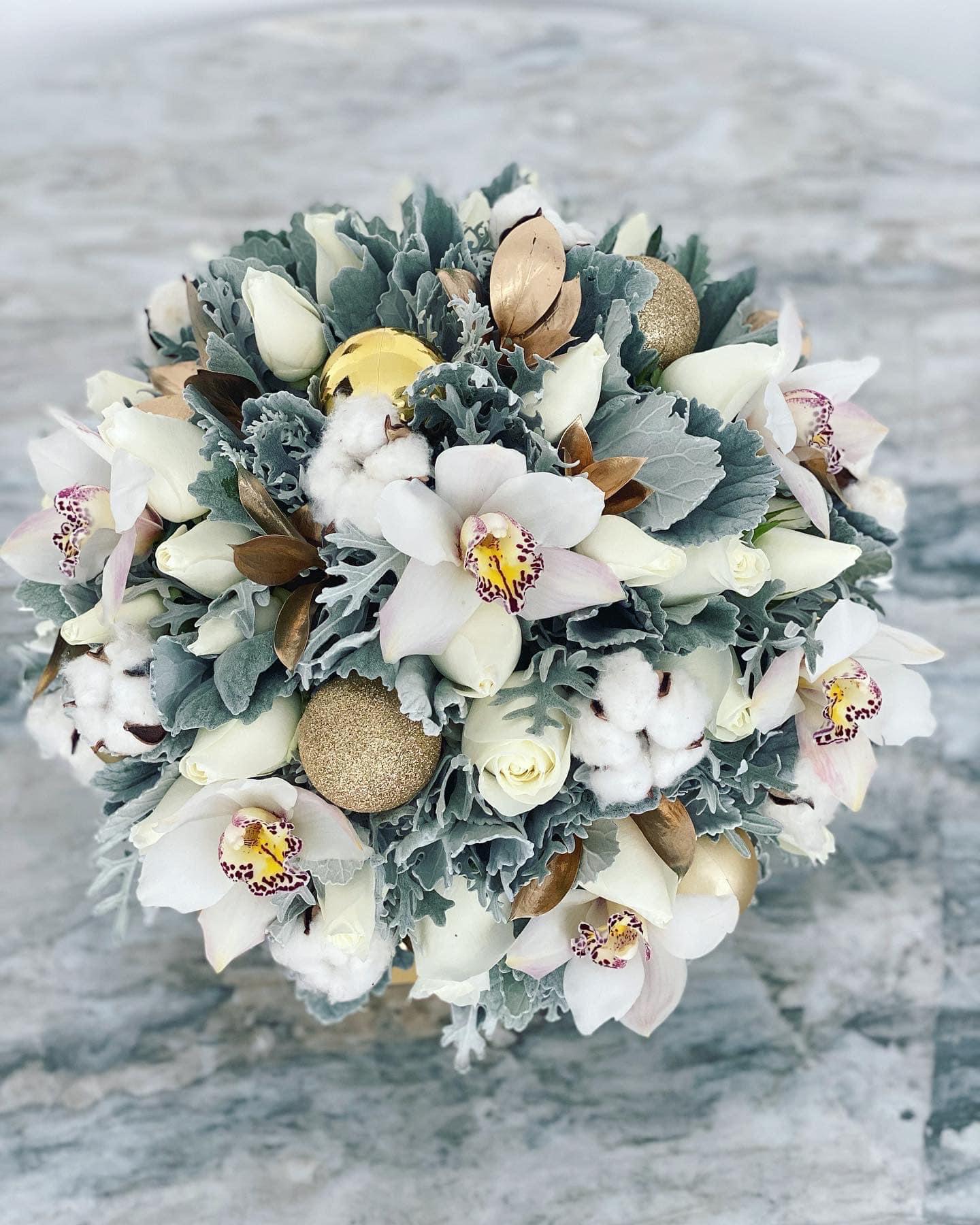 Domo rosas blancas y orquídeas blancas.