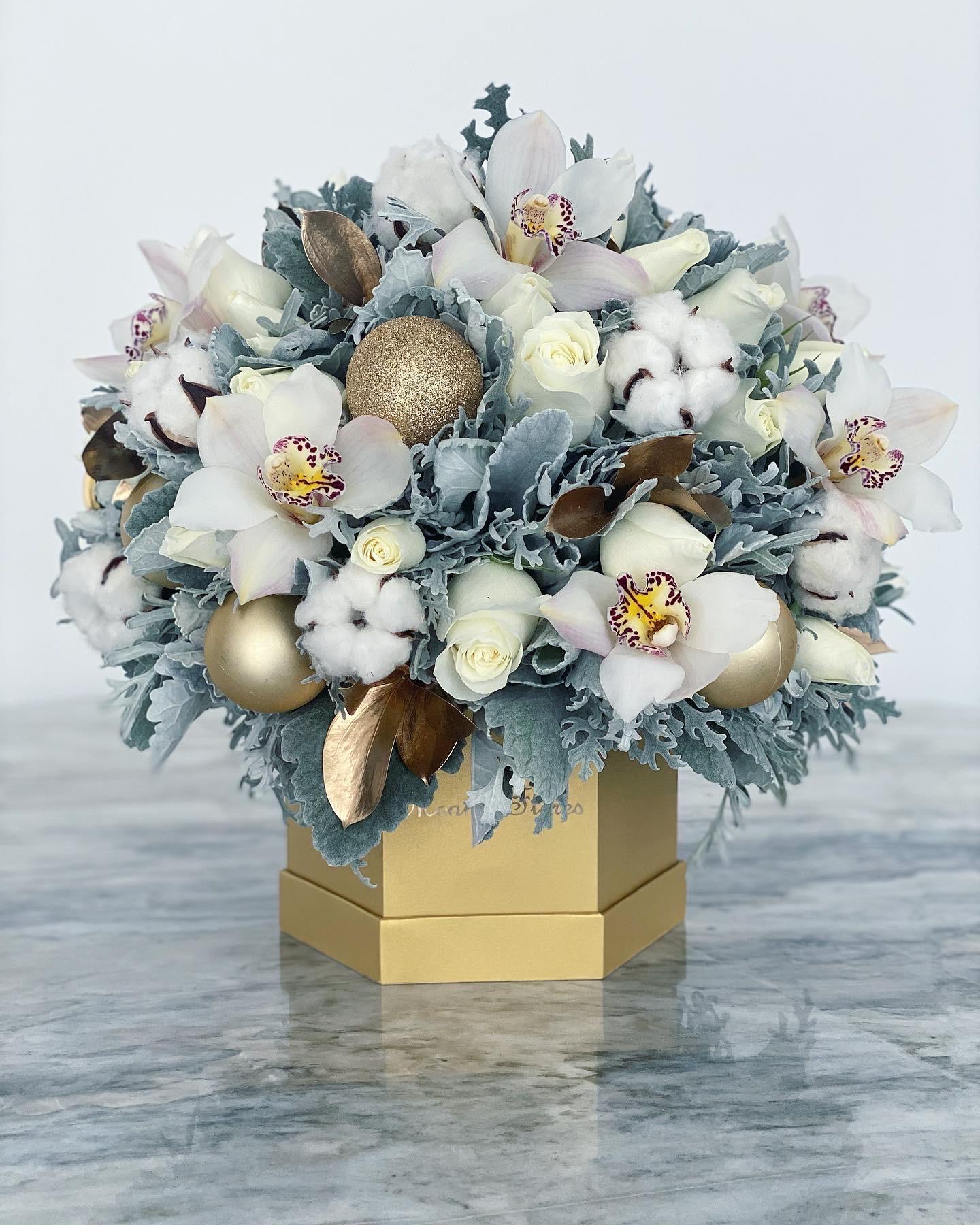 Domo rosas blancas y orquídeas blancas.