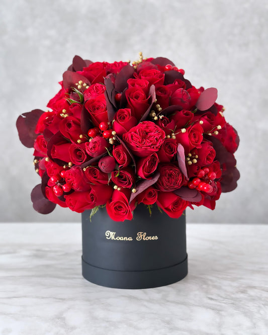 Domo rosas rojas con follajes cálidos.