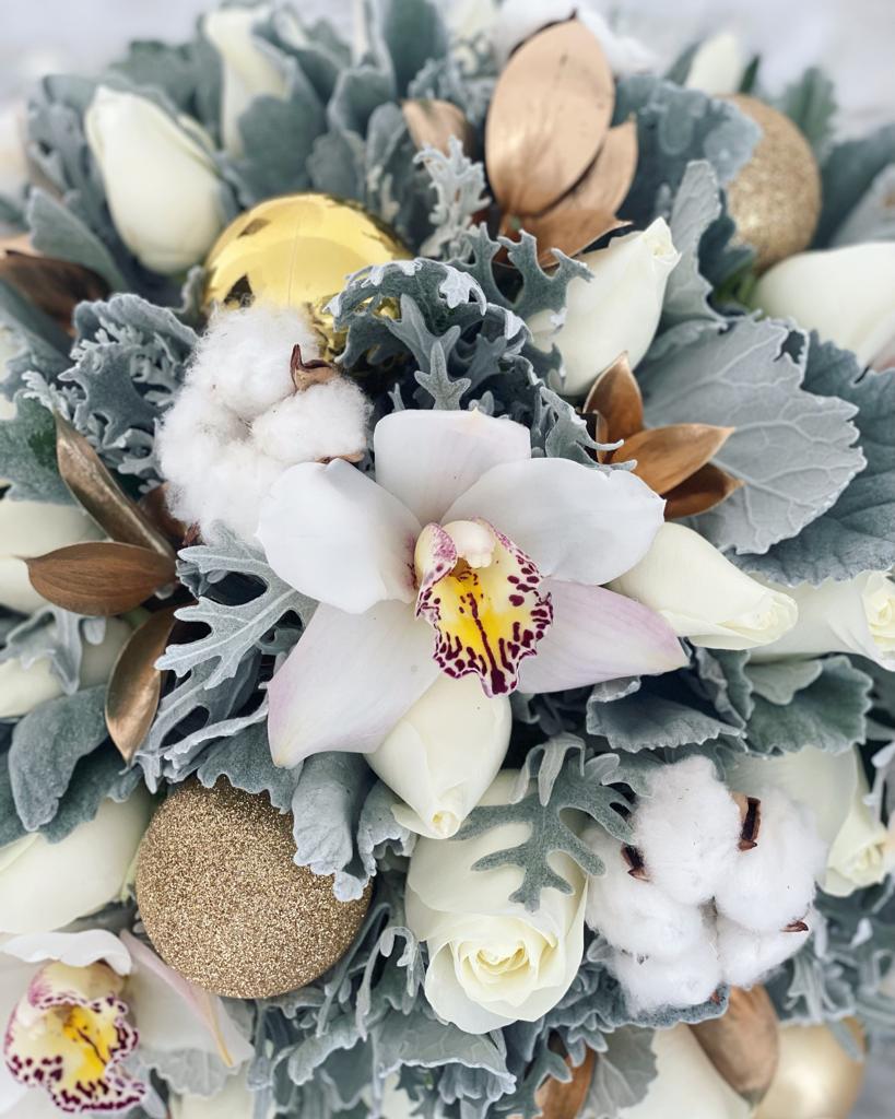 Domo rosas blancas y orquídeas blancas.