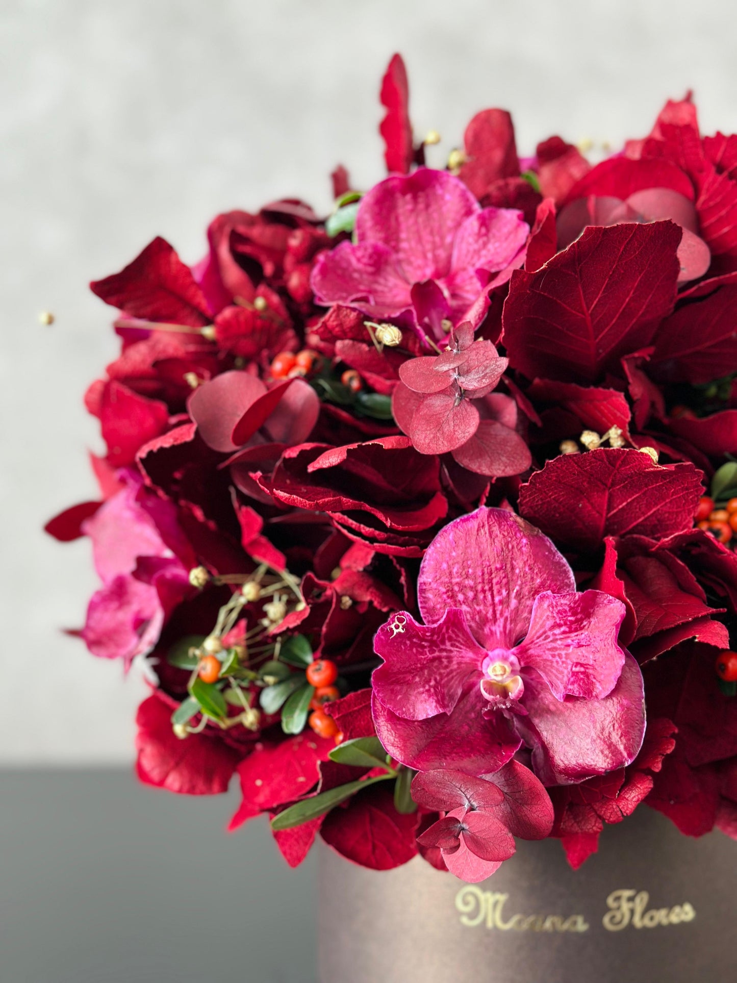 Domo follajes secos y frescos cálidos con orquídeas.