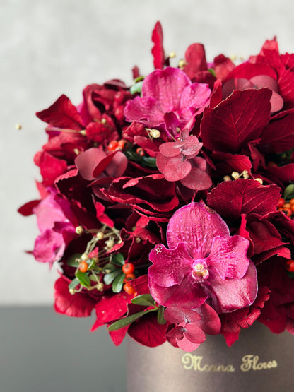 Domo follajes secos y frescos cálidos con orquídeas.