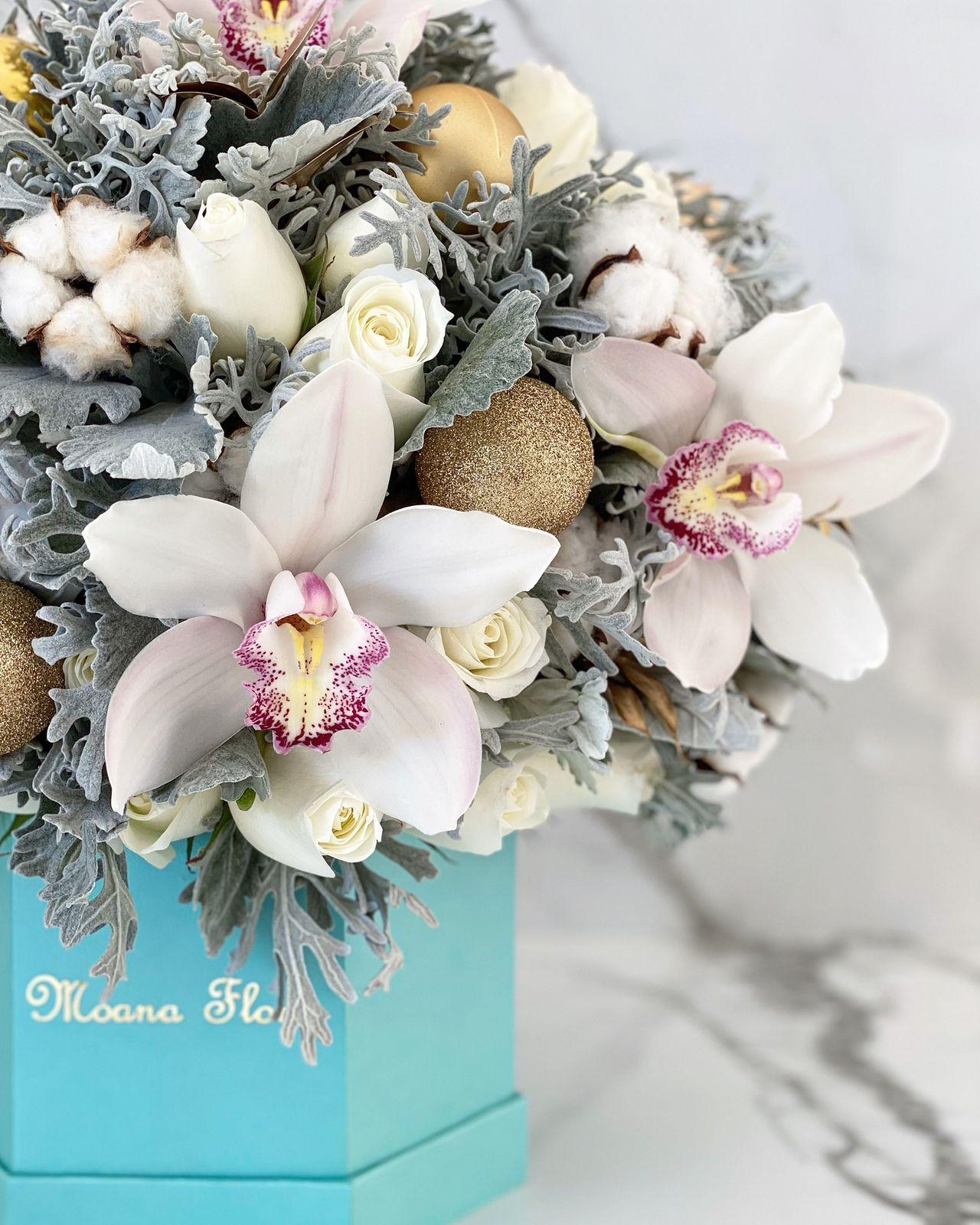 Domo rosas blancas y orquídeas blancas.