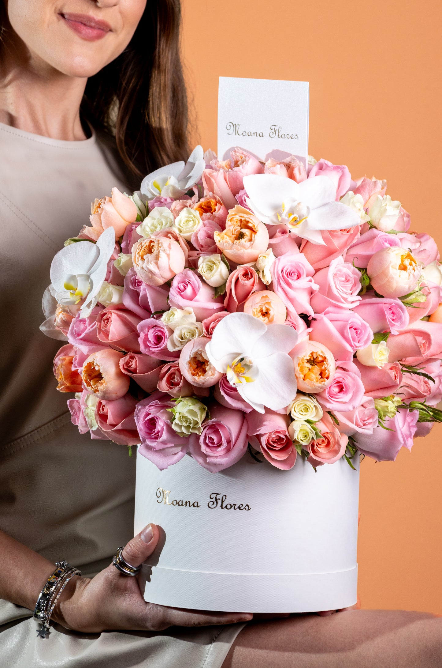Domo rosas caricia y hermosa, rosas inglesas y orquídeas.