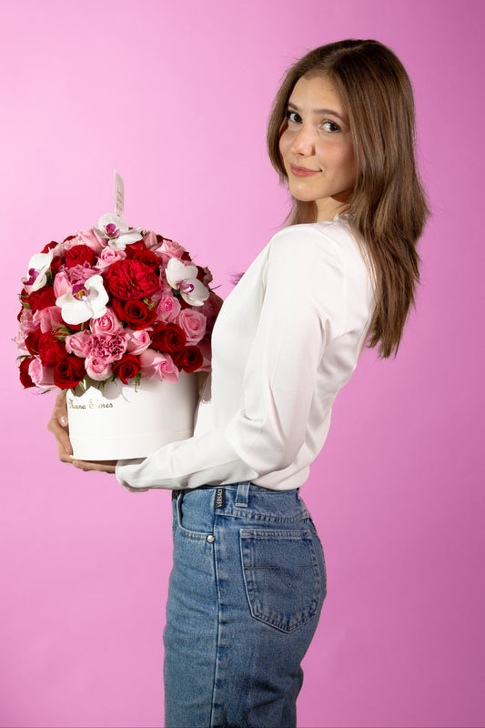 Domo rosas varios tonos y orquídeas blancas centro rojo.