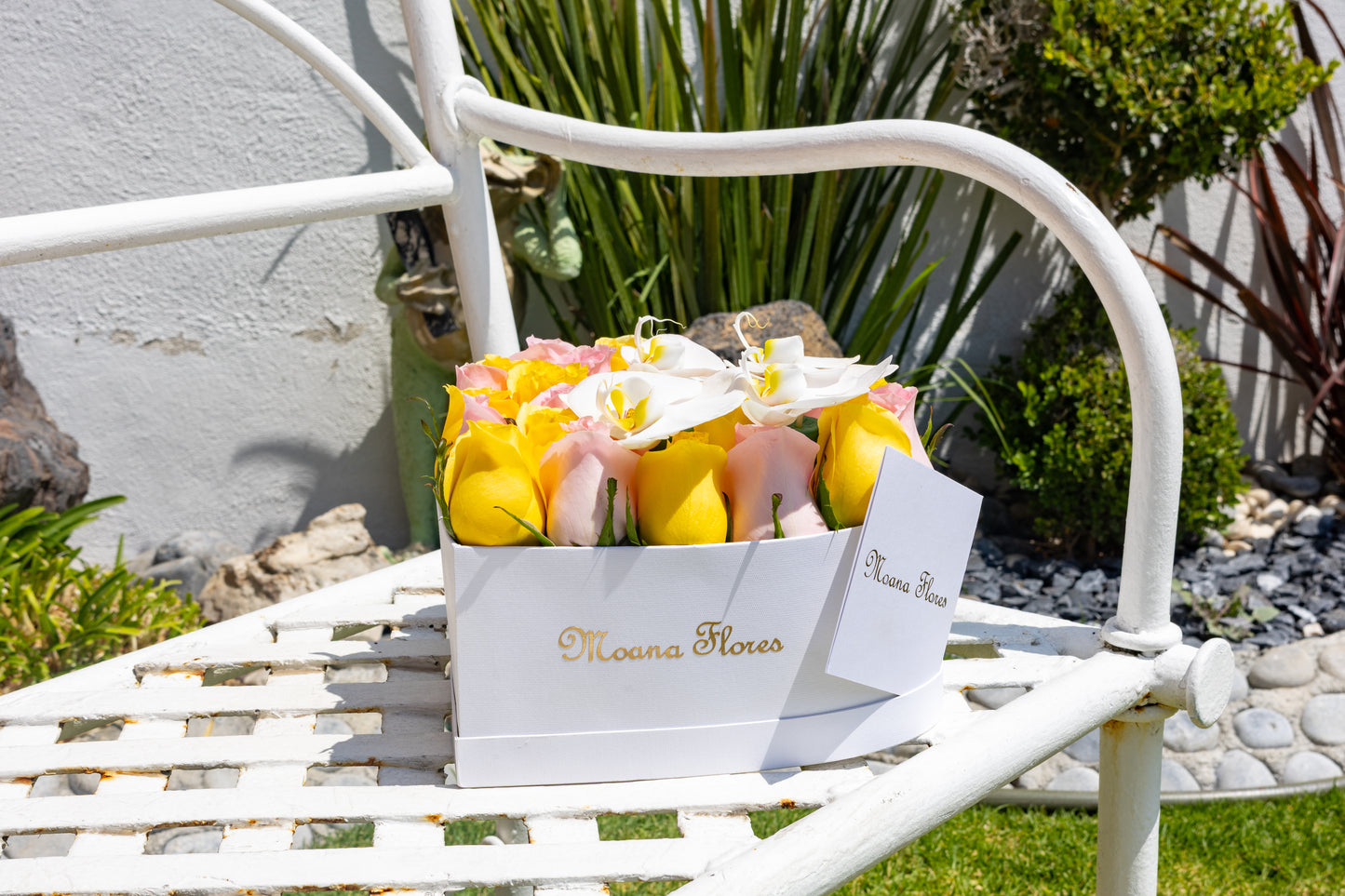 Rosas amarillas y caricias con orquídeas blancas.