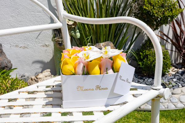 Rosas amarillas y caricias con orquídeas blancas.
