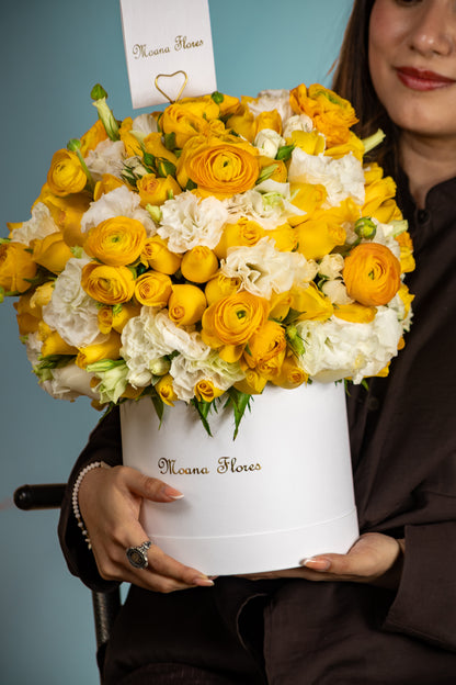 Domo Rosas amarillas y ranúnculos amarillos