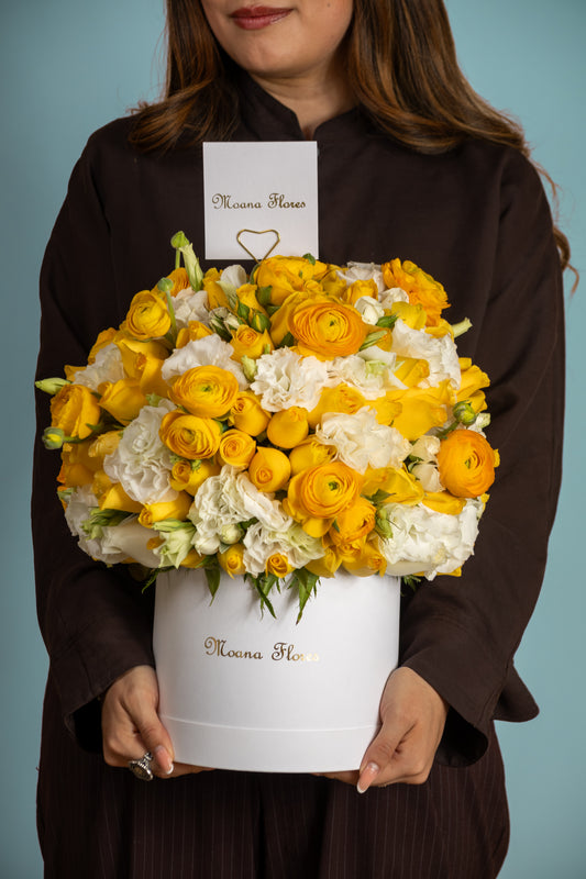 Domo Rosas amarillas y ranúnculos amarillos