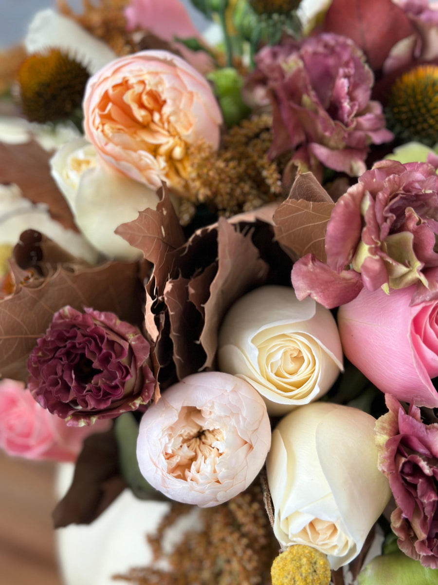 Calabaza blanca, follaje seco, rosas blancas, rosas inglesas, orquídeas verdes.