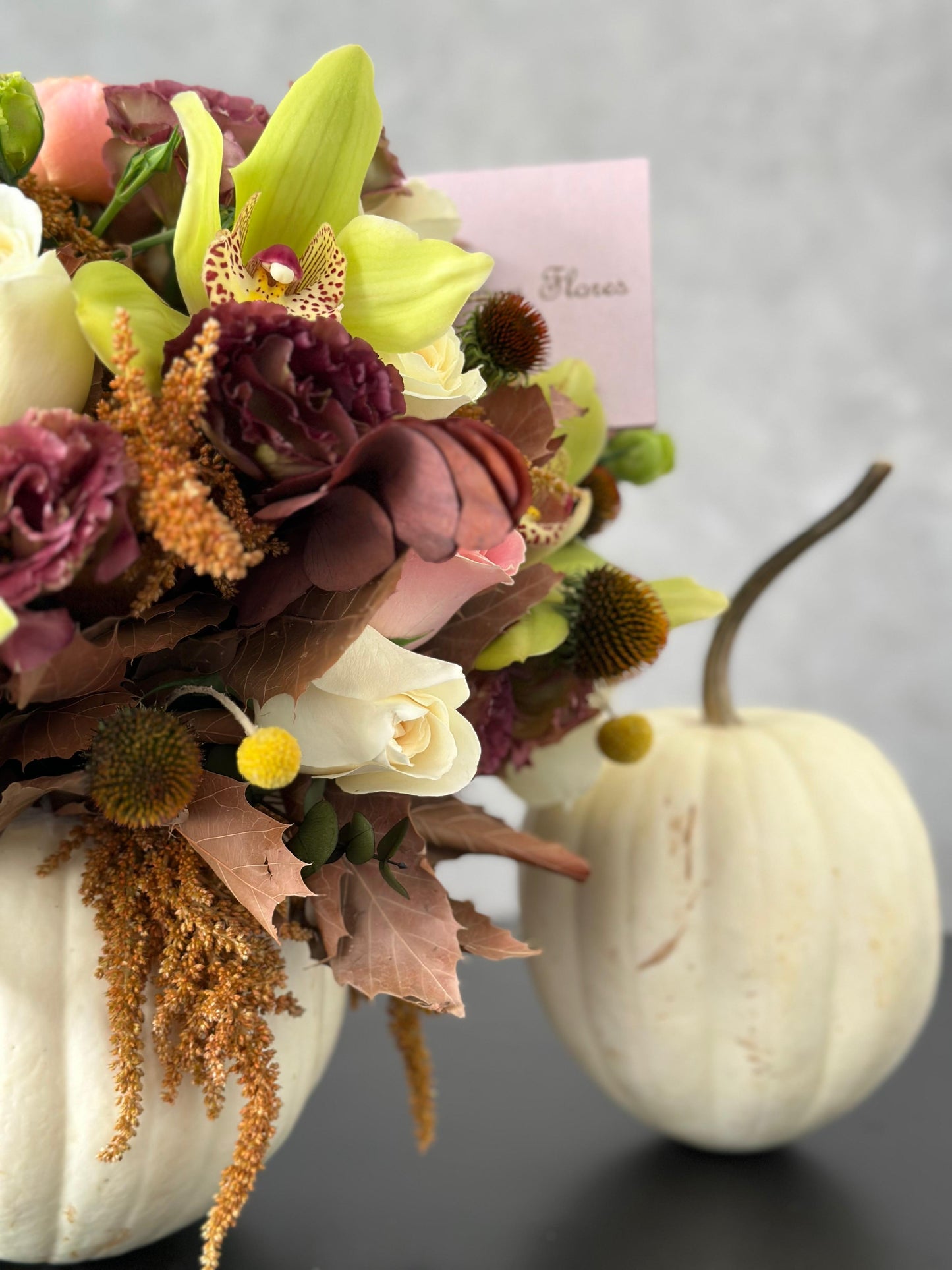 Calabaza blanca, follaje seco, rosas blancas, rosas inglesas, orquídeas verdes.