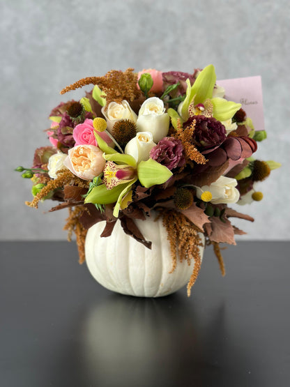 Calabaza blanca, follaje seco, rosas blancas, rosas inglesas, orquídeas verdes.