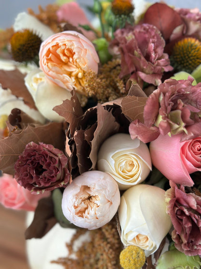 Calabaza blanca, follaje seco, rosas blancas, rosas inglesas, orquídeas verdes.