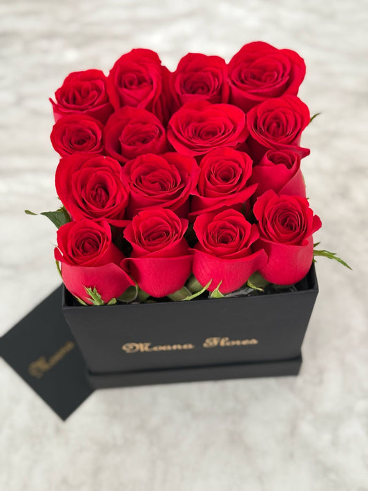 Rosas rojas en caja cuadrada negra
