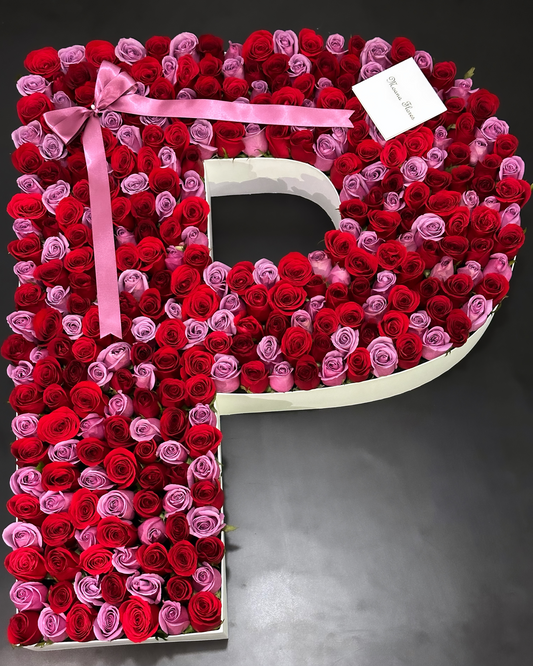 Letras rosas rojas y rosas moradas