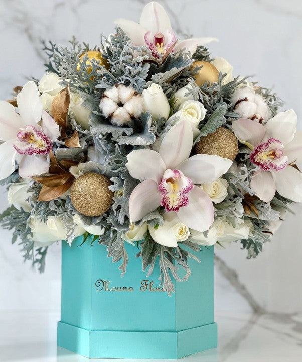 Domo rosas blancas y orquídeas blancas.