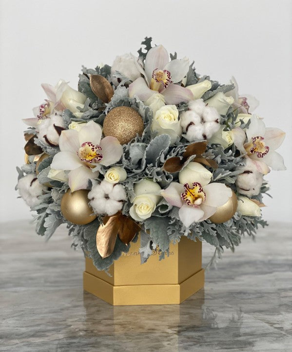 Domo rosas blancas y orquídeas blancas.