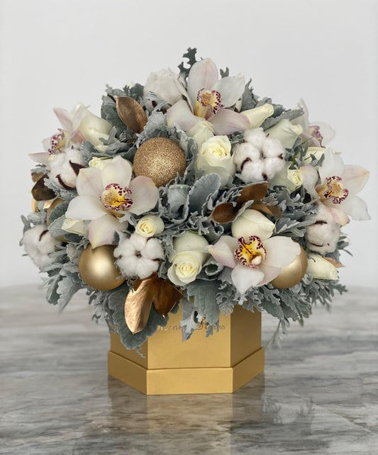 Domo rosas blancas y orquídeas blancas.