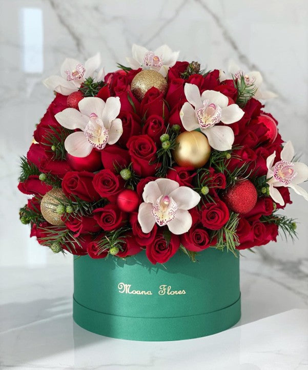 Domo premium rosas rojas y orquídeas blancas.