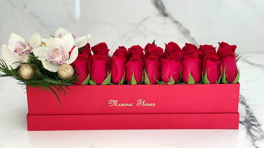 Rosas rojas, orquídeas blancas en caja roja.