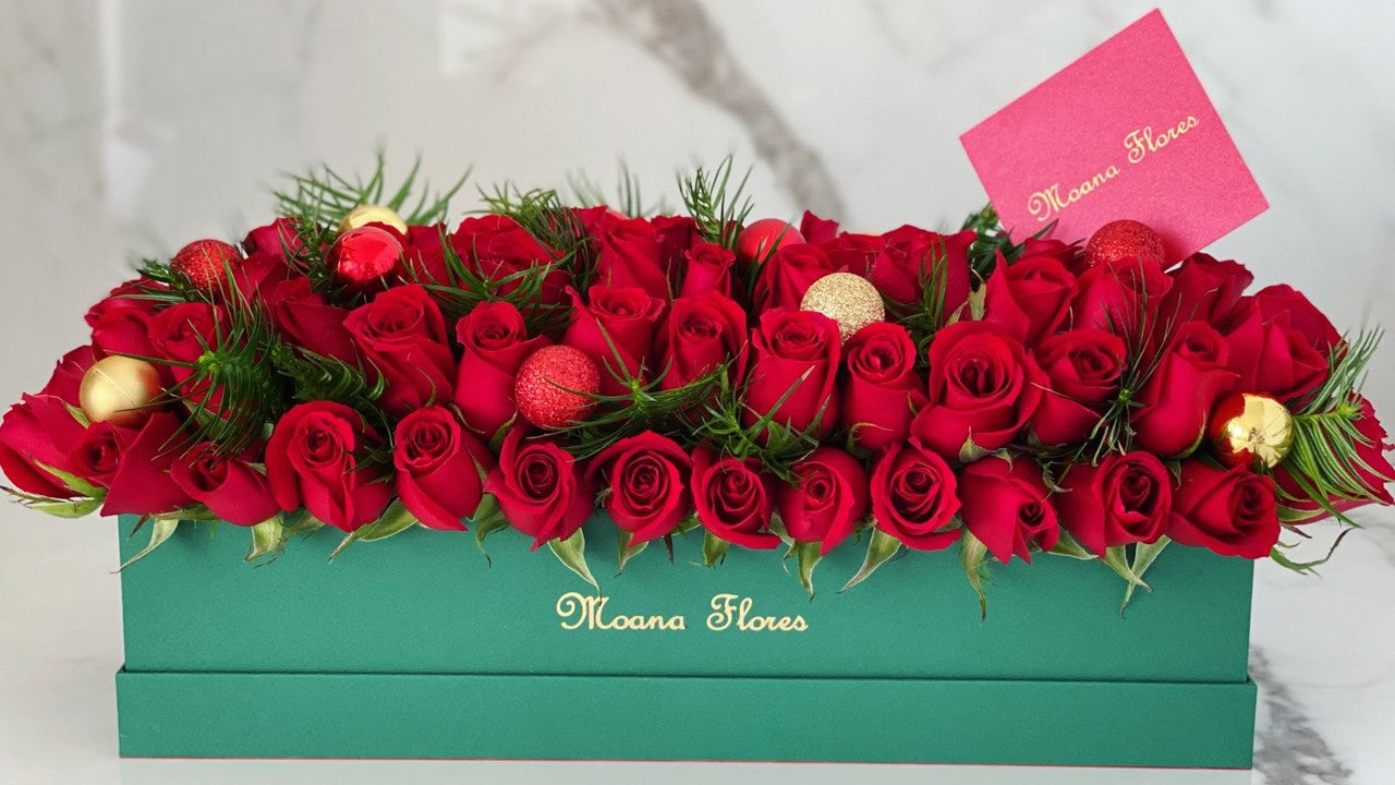 Rosas rojas en caja verde.