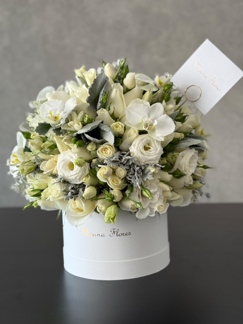 Domo rosas blancas, orquídeas blancas y lisianthus blanco.