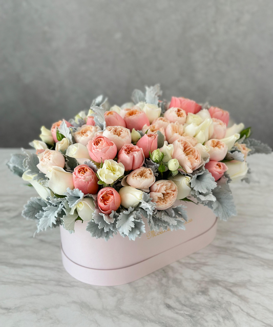 Rosas inglesas, rosas blancas, follaje miller