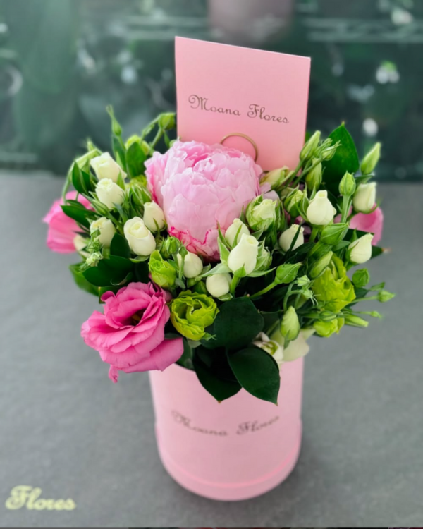 Peonia rosa con lisianthus rosa y follajes.