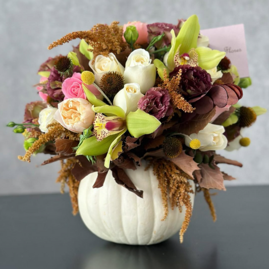Calabaza blanca, follaje seco, rosas blancas, rosas inglesas, orquídeas verdes
