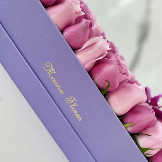 Rosas moradas rosas náuticas con orquídeas moradas