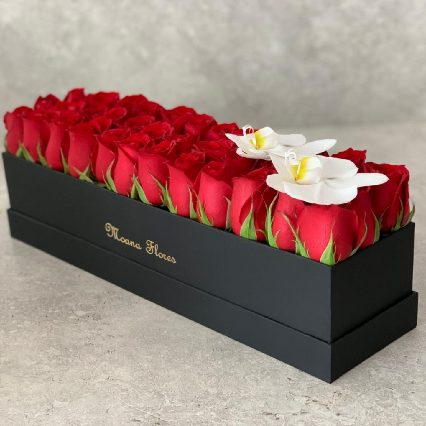 Rosas rojas con orquídeas blancas rectangular pequeña negra
