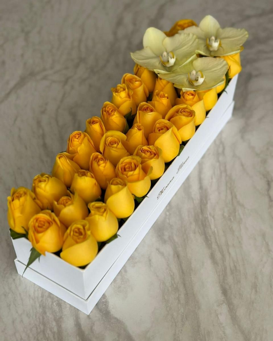 Rosas amarillas con orquídeas amarillas
