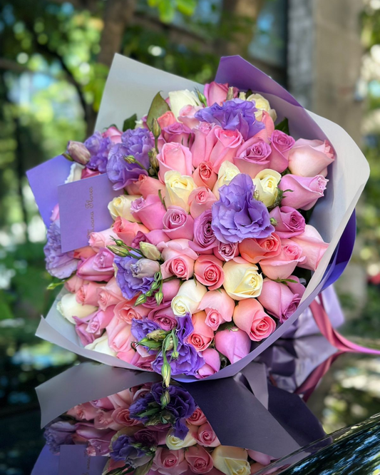 Bouquet de rosas moradas, caricias, hermosas, blancas con lisianthus lila