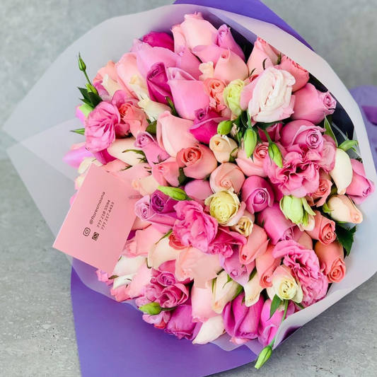 Bouquet de rosas moradas, caricias, hermosas, blancas con lisianthus rosa