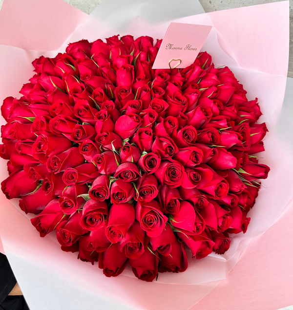 Bouquet de 120 piezas de rosas rojas.