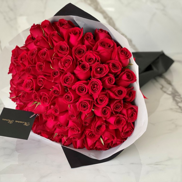 Bouquet de 120 rosas rojas en papel negro.