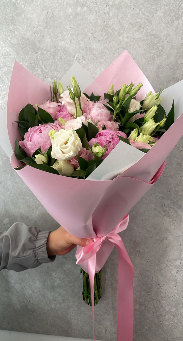 Bouquet de peonias rosas con lisianthus rosa y follajes.