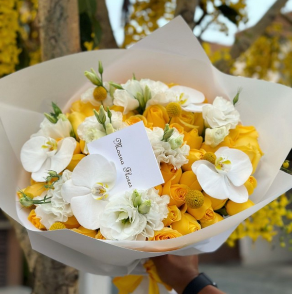 Bouquet de rosas amarillas, lisianthus, craspedias con orquídeas blancas.