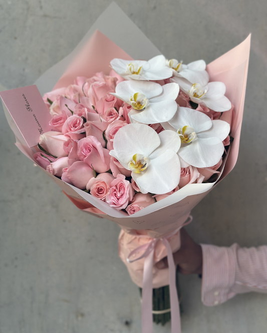 Bouquet rosas caricias con orquídeas blancas